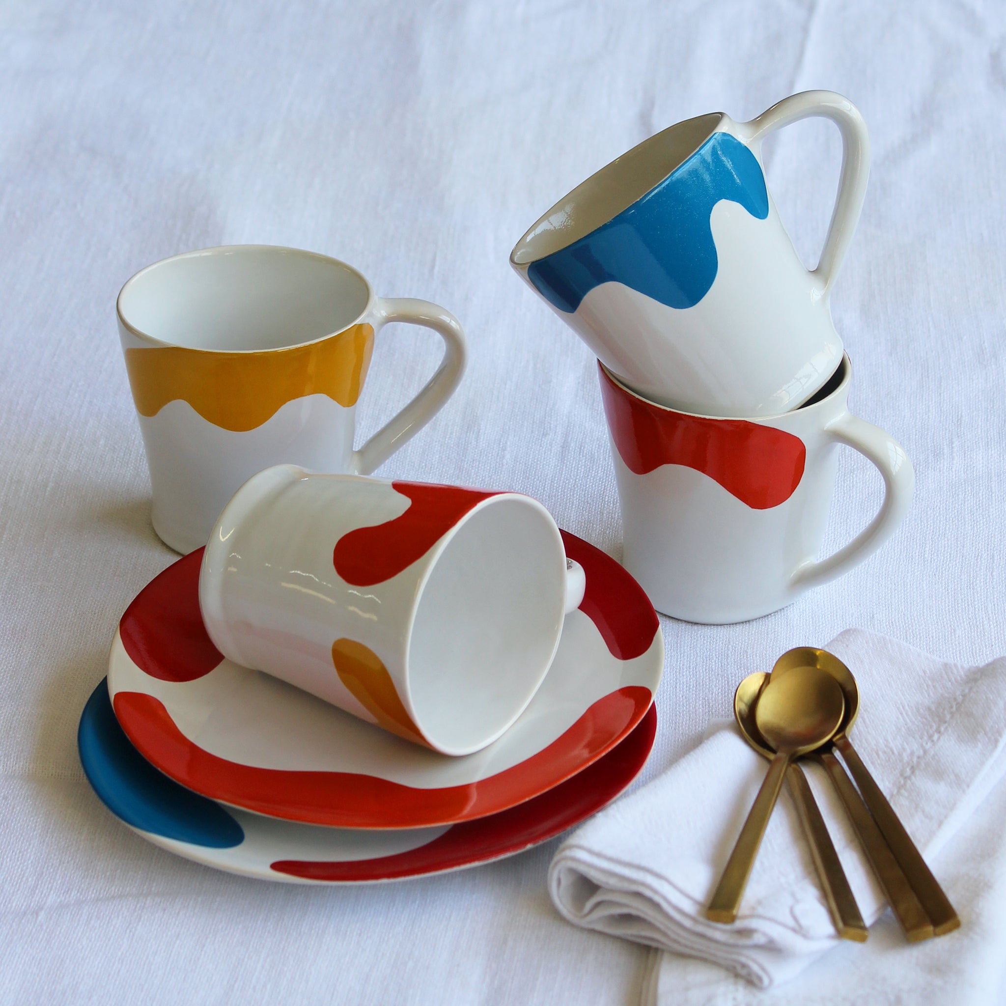 Gloss White Flare Mug accented with hand-applied sweeps of colour, set of 4