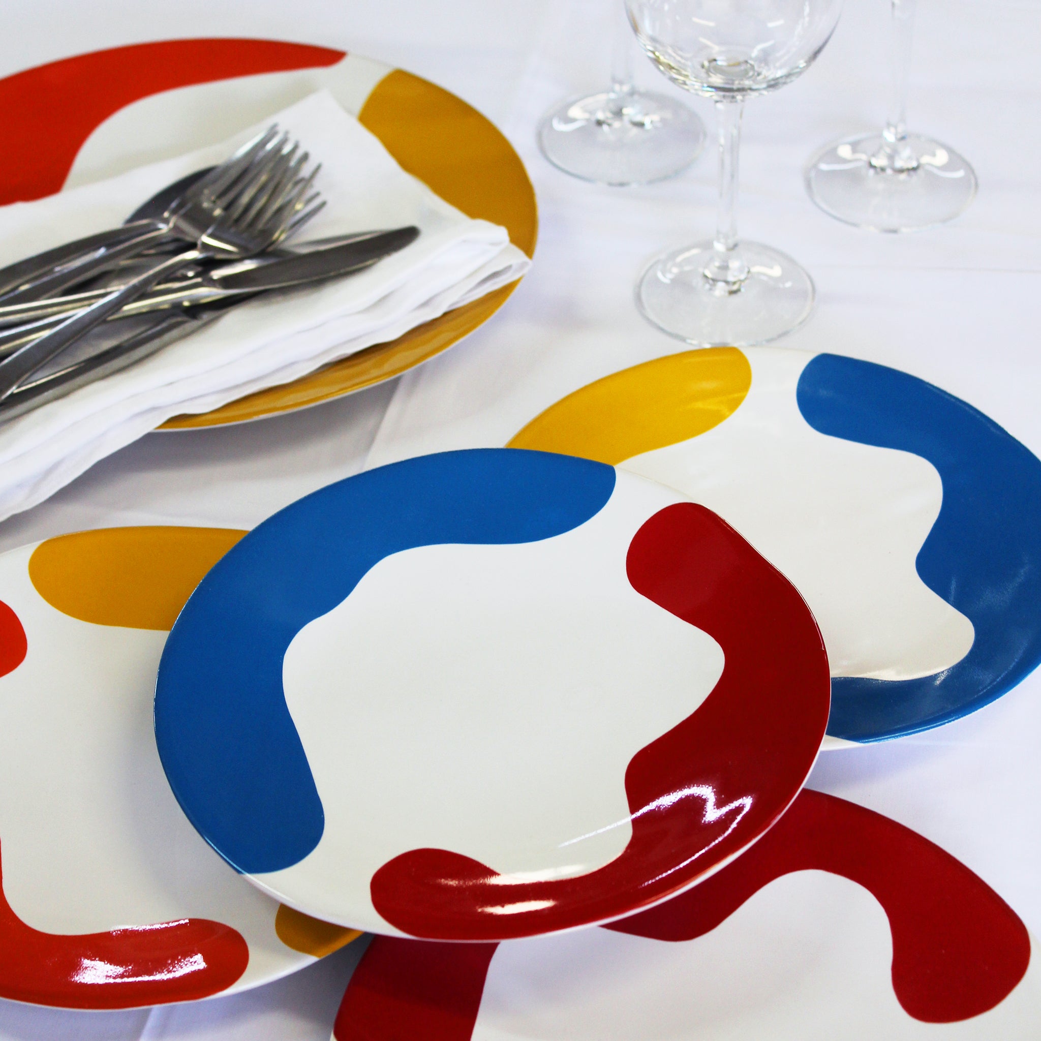 Gloss White Medium Plate accented with hand-applied sweeps of colour, set of 4